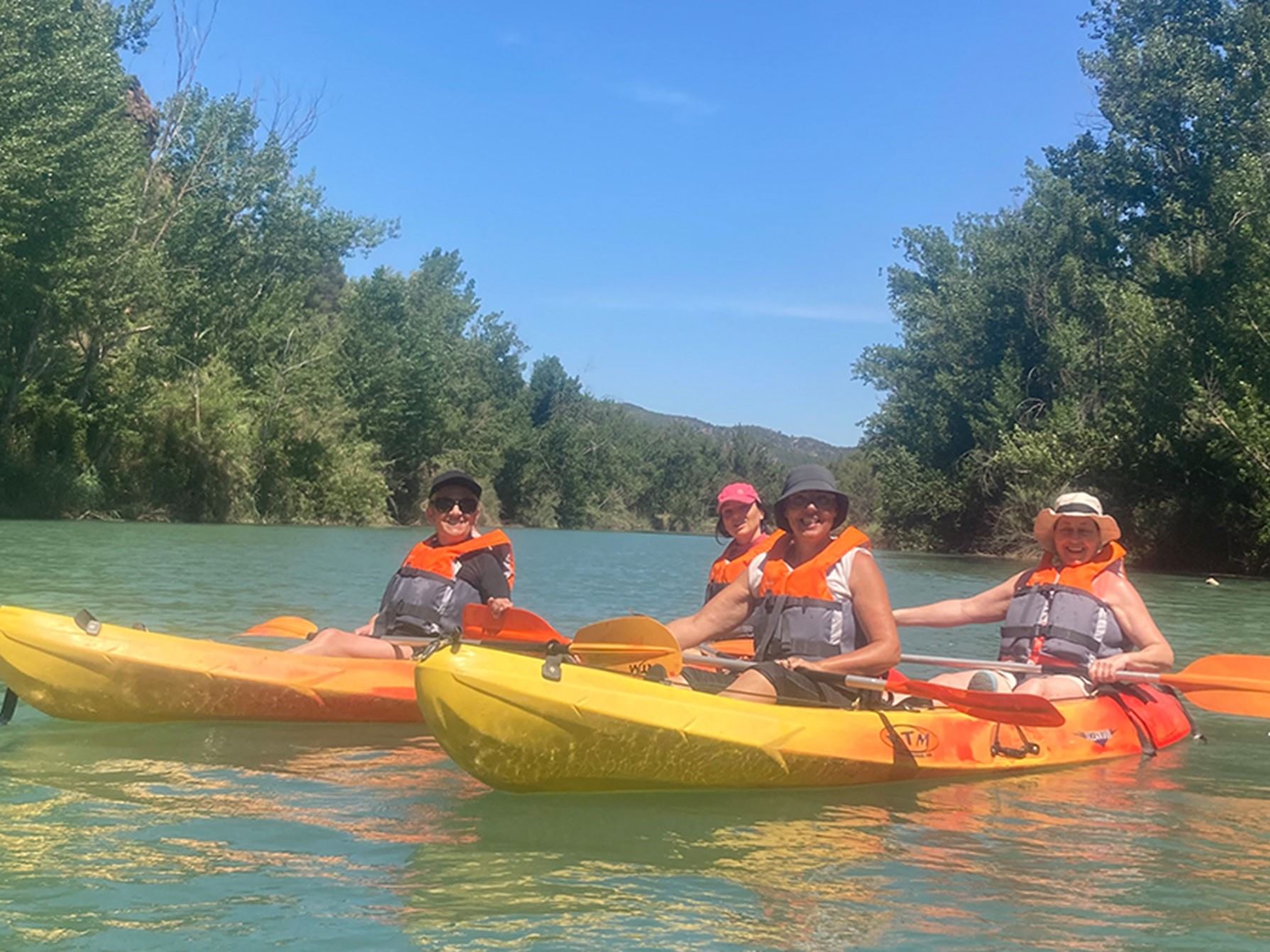 Activities down the Cabriel river in canoe and rafting