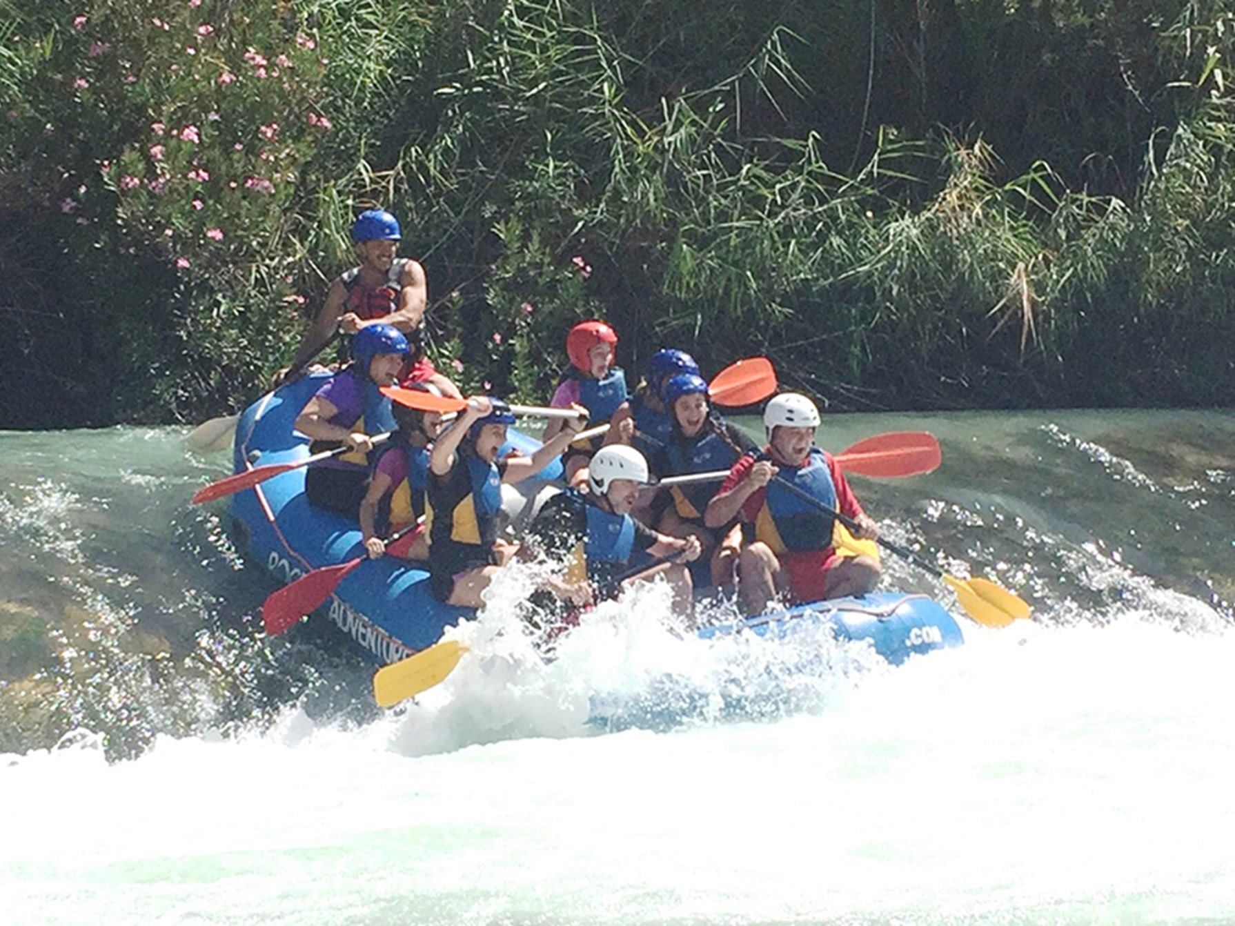 Activities down the Cabriel river in canoe and rafting